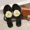 Tofflor Summer Designer Shoes Flats Women Luxury 2024 Camellia Flower Jelly Beach Slides Flip Flops Mysiga mjuka sulor