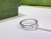 Ringer per teschi fantasma per la donna ad anello a banda placcata in argento da uomo Simple Letter Designer in acciaio inossidabile Regalo FO8992251