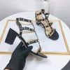 2-rem 10 cm höga klackar sandaler nitar klädskor Valentinskor designer pekade tå patentläder kvinnor med bäcken