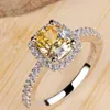 Estilo famoso de alta qualidade Sona amarela de quarros clara anel de diamante quadrado Platina Plated Women Wedding noivado anel de moda fina jóia 175z