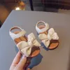 Slipper gratis verzendkinderen sandalen 2024 Zomer nieuwe kinderen schoenen meisjes zachtjes kleine casual baby boog strand Q240409