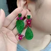 Bolzenohrringe Kkgem 22x40 mm geschnitztes grünes Jade 6mm-8mm Fuchsia Achat-Strassabropfen