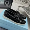 Designer loafers män skor platt mules läder loafer kvinnor casual skor triangel paljett sandaler klassisk spänne rund tår skjutreglage sommarstrand tofflor