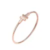 Bracelets nouvellement conçus comme les gâteaux hauts High Bracelets populaires femelles populaires Rose Blanc Valentin de la Saint-Valentin avec Tiffaniy commun