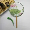 Produkte im chinesischen Stil Chinesischer Roundhand -Fan mit hölzernen Griff tragbar bedrucktes Vintage Seidenfan Antike Quaste Dance Hand Fan Tang Suit Party Supply