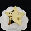 Groothandel Romantische meisjes Lover broches 18K Gold Broche Pins Designer Brand Letter Broche Classic Wedding Jewelry Party Pins Familie Paar Souvenir Gifts