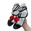 Sandalen 2024 Red Rose Flower Flipflop Woman Sandaal Sexy Real Leather Summer Rome schoen Smal Band Buckle Strap Gladiator Vrouw