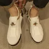 슈퍼 섬유 가죽 둥근 발가락 평평한 바닥 남성 보드 신발 세련되고 다재다능한 스 플라이 싱 캐주얼 탄성 밴드 작은 흰색 신발