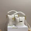 Bolsas de cuerpo cruzado bolso de cubo bolso para mujeres hombro hombro de cuero real diseñador de marca de cuero carro de caramelo femenino 230704