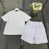 Fashion Baby Tracksuit Summer Boys Set Kids Designer Vêtements Taille 100-150 cm T-shirt de conception de lettres florales brodées et shorts 24mai