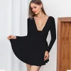 Robes décontractées robe de créatrice Nouveau automne / hiver à manches longues Sexy Deep V Slim Fit Robe plissée plus robes