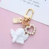 Tornari percorsi Creative retro White Angel keychain Womens Cute Mini Pearl a forma di cuore Auto Tortale Torching Bignetto Gioielli affascinanti J240509