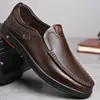 Chaussures de marche Véritable Men de cuir modes de glissière Slip on Business Casual Classic Classic Soft Moccasins Hombre Breathable 2024 Flats Sneakers