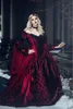 Gothic Winter Medieval Red and Black Renaissance Fantasy Victorian Vampires Country trouwjurken met caped lange mouwen 0509