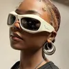 Lunettes de soleil Hip Hop irrégulier pour femmes Brand Stripe Leg Arc Sun Glasses Sun Men Y2K