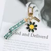 Keychains Lonyards Nouveaux réchauffes mignonnes mignonnes sweet tissu vert fleur keychain femmes biftectes clés clés sac de voiture pendante charmes ornement petite amie bijoux cadeau j240509