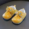 Sneakers Chaussures de bébé semelles molles Cute Boys Toddlers non glissade printemps nouveau-né les filles cousues sac H240509