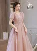 Sıradan Elbise Fransız Gece Elbise: Hafif lüks küçük kalabalık üst düzey nişan elbisesi. Kadınlar yetişkin için nedime elbisesini giyebilir
