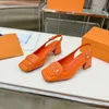 Tasarımcı Elbise Ayakkabı Slingback Sandal Pompaları Kadın Tek Ayakkabı Patent Patent Deri Kare Başlık Topuklu Topuklu Mektup Lüks Zarif Gentles Chunky High Topuklu Boyut