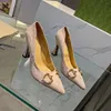 Sapatos de vestido de grife para mulheres saltos altos de luxo de 23sss Slingback Slingback Bombas vintage Bombas vintage Sandálias femininas de pães de rosa preta preta 5.8 Z24