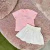 Luxury Girls Dress Terno de vestido de verão traje de bebê roupas de grife de designer tamanho 110-160 cm Camiseta rosa em forma de coração e saia curta 24april