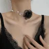 Choker 1pcs Collier de camélia de perle romantique Été Chaîne de clavicule blanc noir avec des fleurs de tissu perles pour femmes bijoux