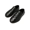 Standardstorleksplatta-form enkel av och utanför chaussure homme män designer skor mångsidig stil skor män sneakers non slip sules lättvikt