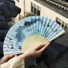 Prodotti in stile cinese 1pc in stile cinese Ancient Bamboo Fan Jiangnan Misty Rain Folding Fan Foling Fan Vintage Fairy Crane Silk Hand Fan Hanfu Decorated Crafts