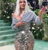 Celebrity Evening Jurk 2024 Met Gala Kim Kardashian Silver Flower Kylie Jenner Long Jurk Lange Mouw Crystals Yousef Aljasmi Dames Doek Kylie Jenner