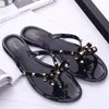 Designer tofflor Summer Women Beach Flip Flops Shoes Classic Quality Studded Ladies Cool Bow Knot Flat Slipper Female Rivet Jelly Sandals Shoes