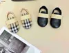 Luxus Kleinkindschuhe Hochwertige Babyschuhe Größe 20-25 Box Verpackung mehrfarbig gestreiftes Kreuz Design Infant Wanderschuhe 24may