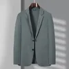 春の夏のメンブルーグレーブラックブレザー薄いクールな通気性生地ノッチ付き襟スーツジャケット男性服の仕事ファッション240430