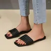 Slippers 2024 Chaussures de haute qualité pour les femmes de base de base pour femmes décontractées solides plats flats Light Ladies plage sandales zapatillas de mujer