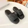 Designer Sandal Woman virka glider svarta plattformskilor Straw Formform Sommarkon Summer Flat Comfort Mule Beach Pool Två remmar