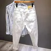 Męskie dżinsy nowe białe dżinsy dla mężczyzn w pełni dopasowane do modnych otworów łzowych Ultra-cienkie elastyczne spodnie haremowe wygodne męskie ubrania uliczne dżinsowe spodnie Q240509