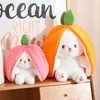 35-75 cm transformierte Erdbeer-Kaninchen-Puppe Plüsch Spielzeug Little weiße Kaninchenpuppe Karotten Kaninchen Schlaftkissen Puppe Geschenk 240507