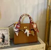 Дизайнерские сумки сумки модные сумки высококачественные цвета много цветов принцесса размером с плеч Lady Lady Tote Tote Sumbag Party Office Advanced шелковый шарф включен белый