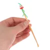 Zorg 10 stks/lot tekenfilms Leuke mini -poppenkeuzes houten bamboe oor picks was remover reiniger oorverzorging gereedschap willekeurige kleur heet verkopen