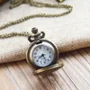 Pocket Montres Watch Fashion Retro Trend Jug Shape Quartz Fleur creuse petite avec collier de chaîne de pendentif