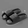 Pantofole Nuove uomini di moda estiva coppia coppia indoor non slip sola scivoli sandali accoglienti sandali da donna scarpe da donna infradito a casa h240509