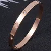 Bracelet à vis de logo Femmes en acier inoxydable Le bracelet en or peut être ouvert couple de bijoux simples cadeaux pour femme accessoires chaîne de gros o 2452