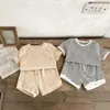 Ensembles de vêtements coréens Version d'été pour enfants bébé filles garçons à manches courtes t-t-shirts à rayures + shorts Pantalons nourrissants Coton pur coton ensemble H240508