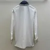 Женские блузкие рубашки Дизайнер 2024 Ранний весенний стиль модный и простой вырез контрастной ручной работы с водяной бриллианто