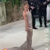 Kändisens kvällsklänning 2024 Met Gala Silver Crystal V-ring Jennifor Silver Flower Kylie Jenner Long Dress High Shoulder Crystals Yousef Aljasmi Kylie Jenner