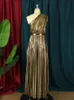 Eleganta kvinnor till och med klänningar lyxiga maxi lång metallisk veckad klänning en axel ärmlös premium glänsande skimmerklänningar stor storlek 240509