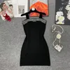 캐주얼 드레스 2024 디자이너 럭셔리 니트 슬립 드레스 고품질 섹시한 1 숄더 여자 랩 힙 스커트 중공 아웃 여자 기본