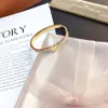 Bracelets de style de mode en Europe Amérique Femmes Bangle Designer Lettre bijoux Crystal 18k Gold plaqué en acier inoxydable Amoureux de mariage Gift 268d