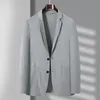 春の夏のメンブルーグレーブラックブレザー薄いクールな通気性生地ノッチ付き襟スーツジャケット男性服の仕事ファッション240430