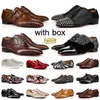 Designer Luxury Mandons pour hommes Chaussures habillées classiques Toe à bout pointu noir Patent Cuir Rivets paillettes Men de paille