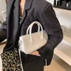 Axelväskor retro design kvinnor tote handväska handväskor pu läder damer liten fyrkantig messenger väska fast färg kvinnlig underarm
